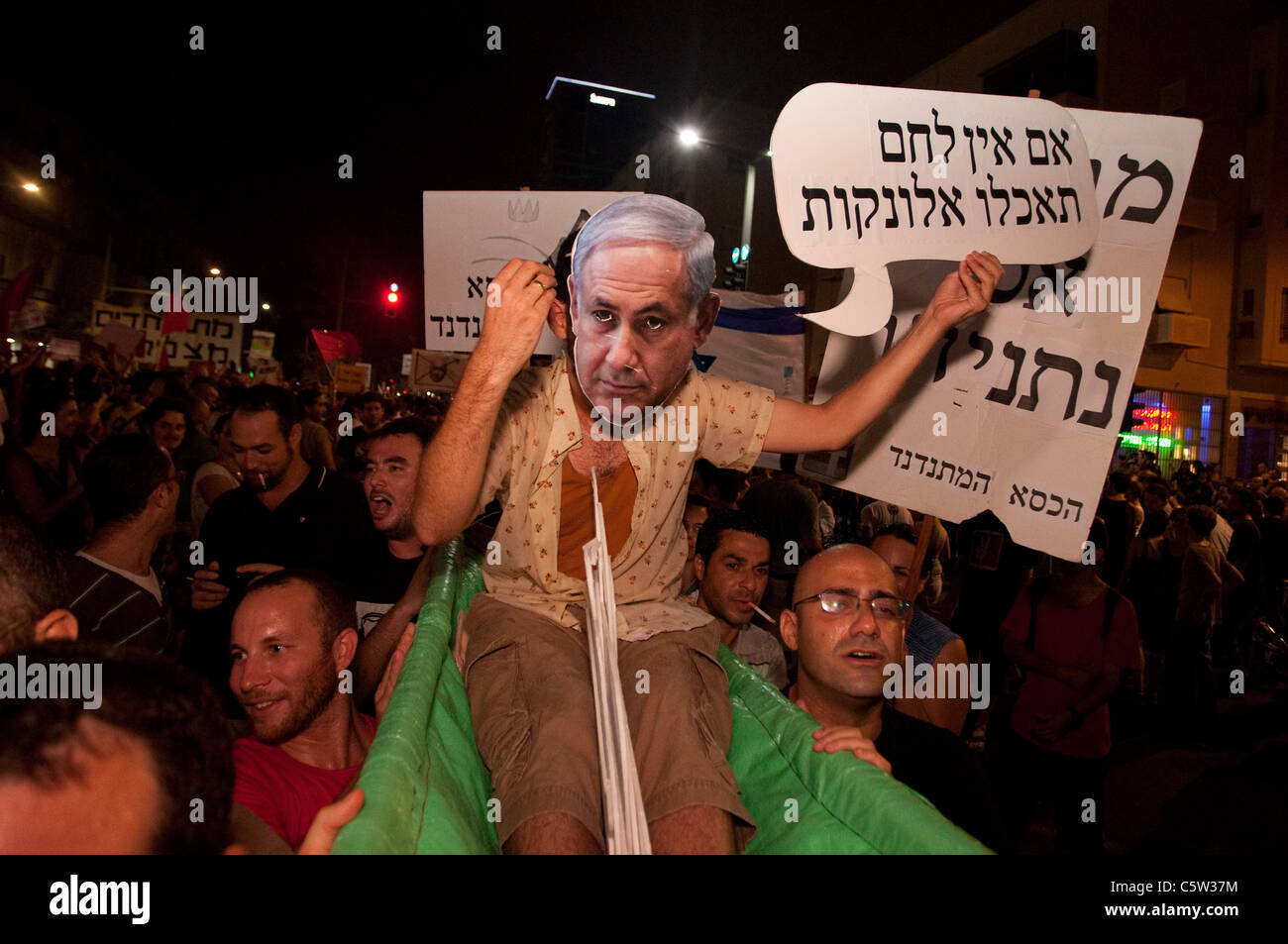 Un manifestante indossa una maschera di Israele il Primo ministro Benjamin Netanyahu durante la protesta contro il rialzo dei prezzi di alloggiamento a Tel Aviv. La giustizia sociale protestare anche chiamato tende protesta erano una serie di manifestazioni in Israele a partire dal mese di luglio 2011 coinvolge centinaia di migliaia di manifestanti da una varietà di socio-economica opponendosi al continuo aumento del costo della vita in particolare l'alloggiamento. Foto Stock