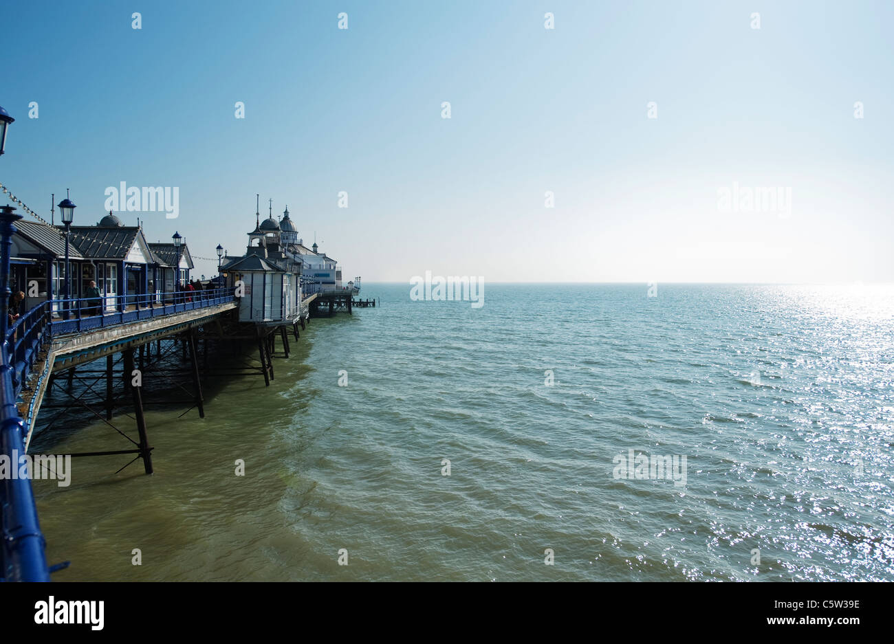 Il molo vittoriano a Eastbourne in East Sussex ad alta marea Foto Stock