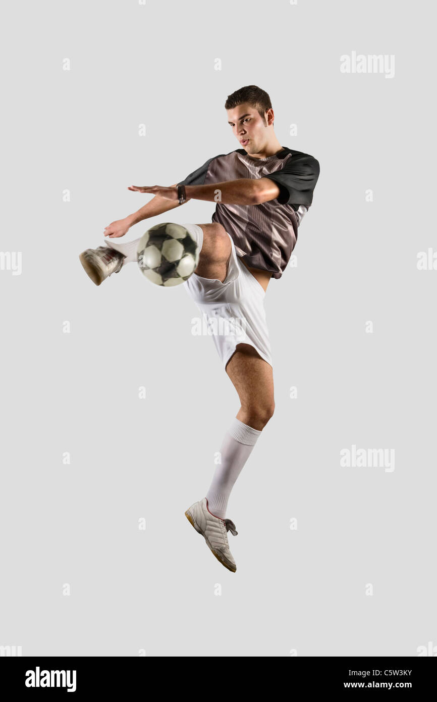 Giocatore di calcio calci palla Foto Stock