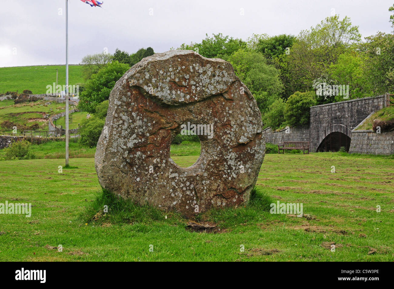 La pietra di nozze al di fuori del Two Bridges Hotel, Dartmoor. Foto Stock