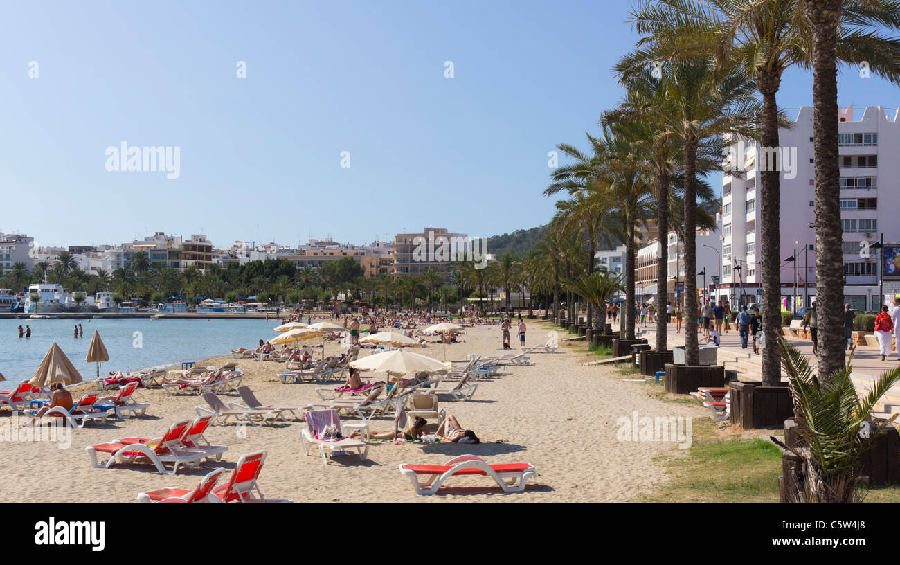 Ibiza, Isole Baleari, Spagna - San Antonio o Sant Antoni de Portmany. Scena di spiaggia. Foto Stock