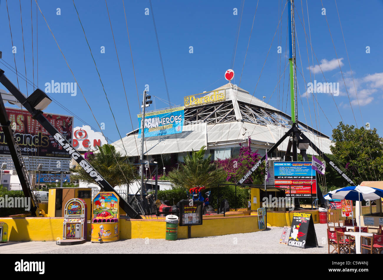 Ibiza, Isole Baleari, Spagna - San Antonio o Sant Antoni de Portmany. Locali notturni. La piramide è Es Paradis. Foto Stock