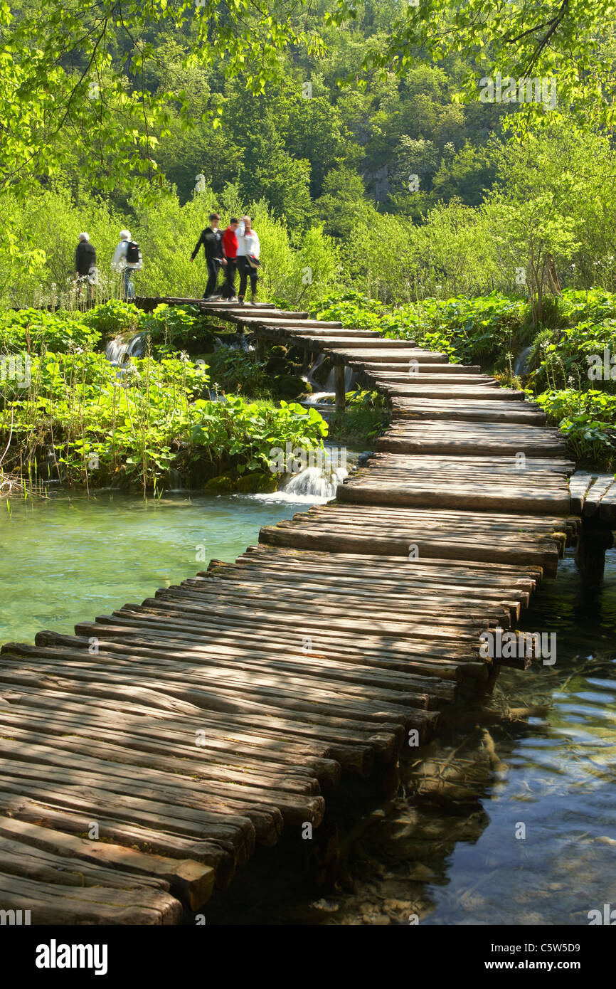 I turisti camminando sulle passerelle in legno del Parco Nazionale dei Laghi di Plitvice in Croazia Foto Stock