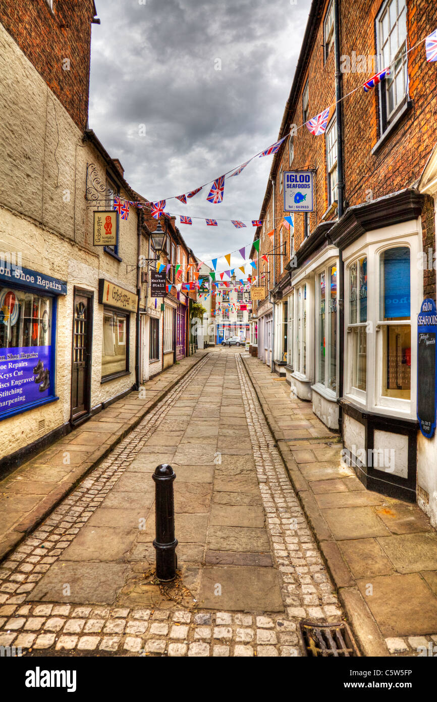 Louth, Lincolnshire, New Street con bunting e bandiere su strada, Louth Lincolnshire UK, Louth UK, Louth Lincolnshire, Louth Town Center, città Foto Stock