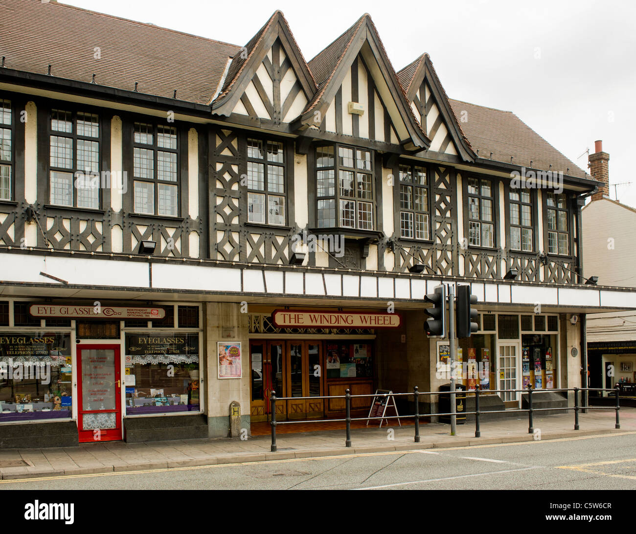 La facciata esterna del teatro della ruota di grado II elencato a Chesterfield, precedentemente noto come la Picture House. Foto Stock