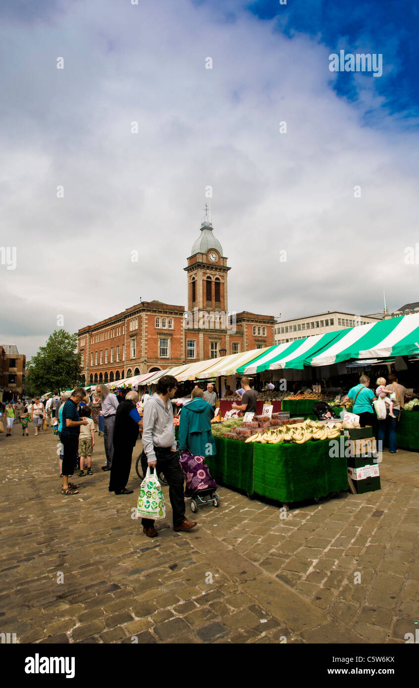 Chesterfield Market Hall e il mercato all'aperto. Foto Stock