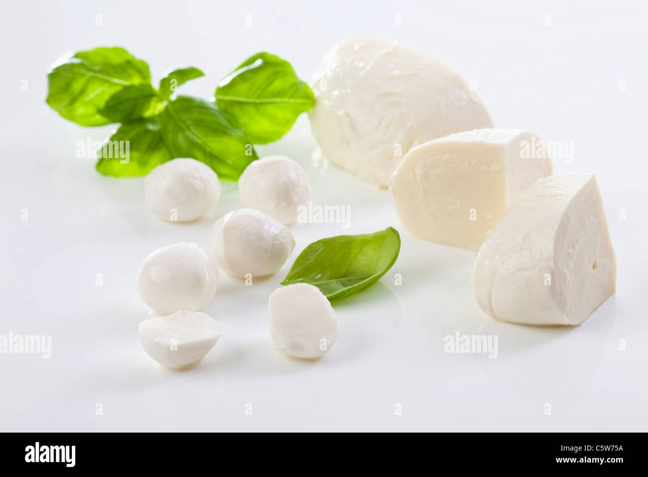 Mozzarella e le foglie di basilico Foto Stock