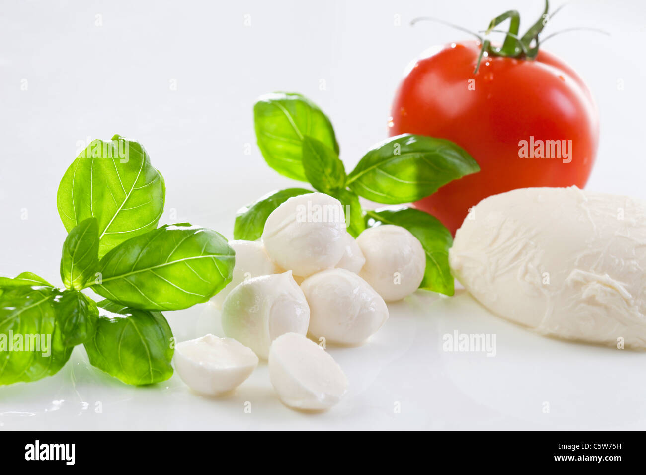 Mozzarella e le foglie di basilico Foto Stock