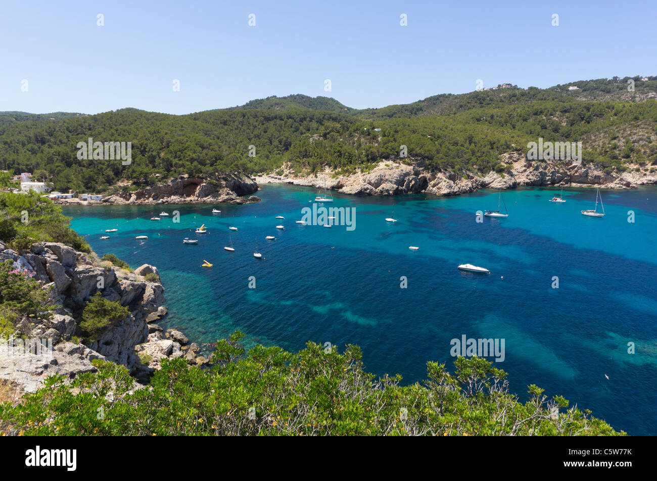 Ibiza, Isole Baleari, Spagna - piccolo villaggio di Port de Sant Miquel. Vista generale della baia vista dal possibile di marca. Foto Stock