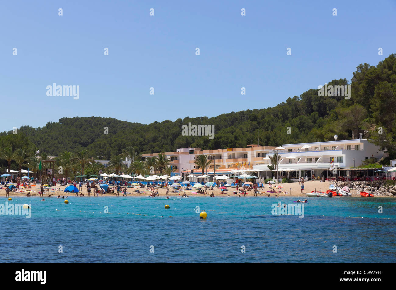 Ibiza, Isole Baleari, Spagna - piccolo villaggio di Port de Sant Miquel. Vista generale nella baia con spiaggia, mare, alberghi. Foto Stock