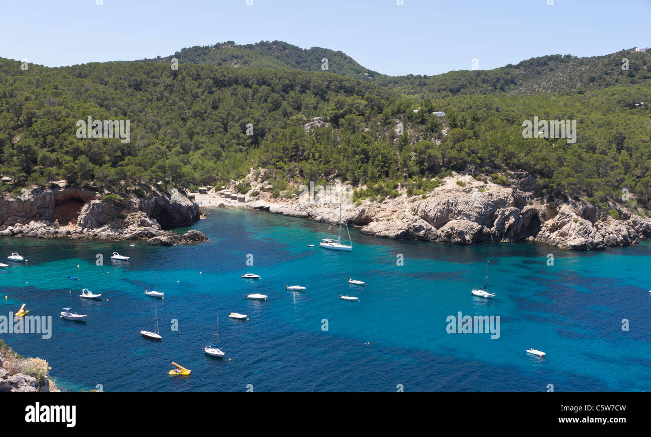 Ibiza, Isole Baleari, Spagna - piccolo villaggio di Port de Sant Miquel. Vista generale della baia vista dal possibile di marca. Foto Stock