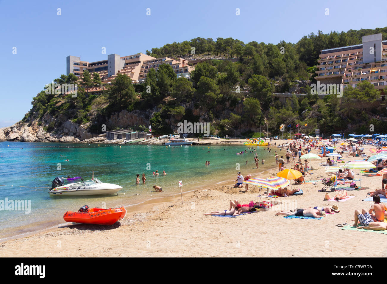 Ibiza, Isole Baleari, Spagna - piccolo villaggio di Port de Sant Miquel. Vista generale nella baia con spiaggia, mare, alberghi. Foto Stock