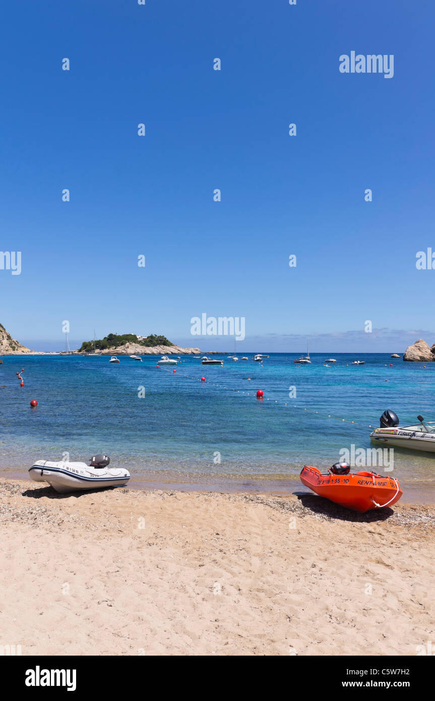 Ibiza, Isole Baleari, Spagna - piccolo villaggio di Port de Sant Miquel. Vista generale nella baia. Foto Stock