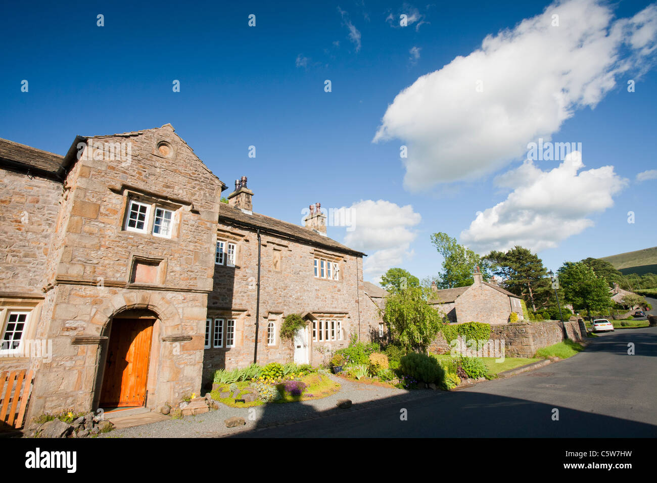 Il grazioso, borgo feudale di Downham, annidato sotto Pendle Hill nel Ribble Valley, Lancashire, Regno Unito, Foto Stock