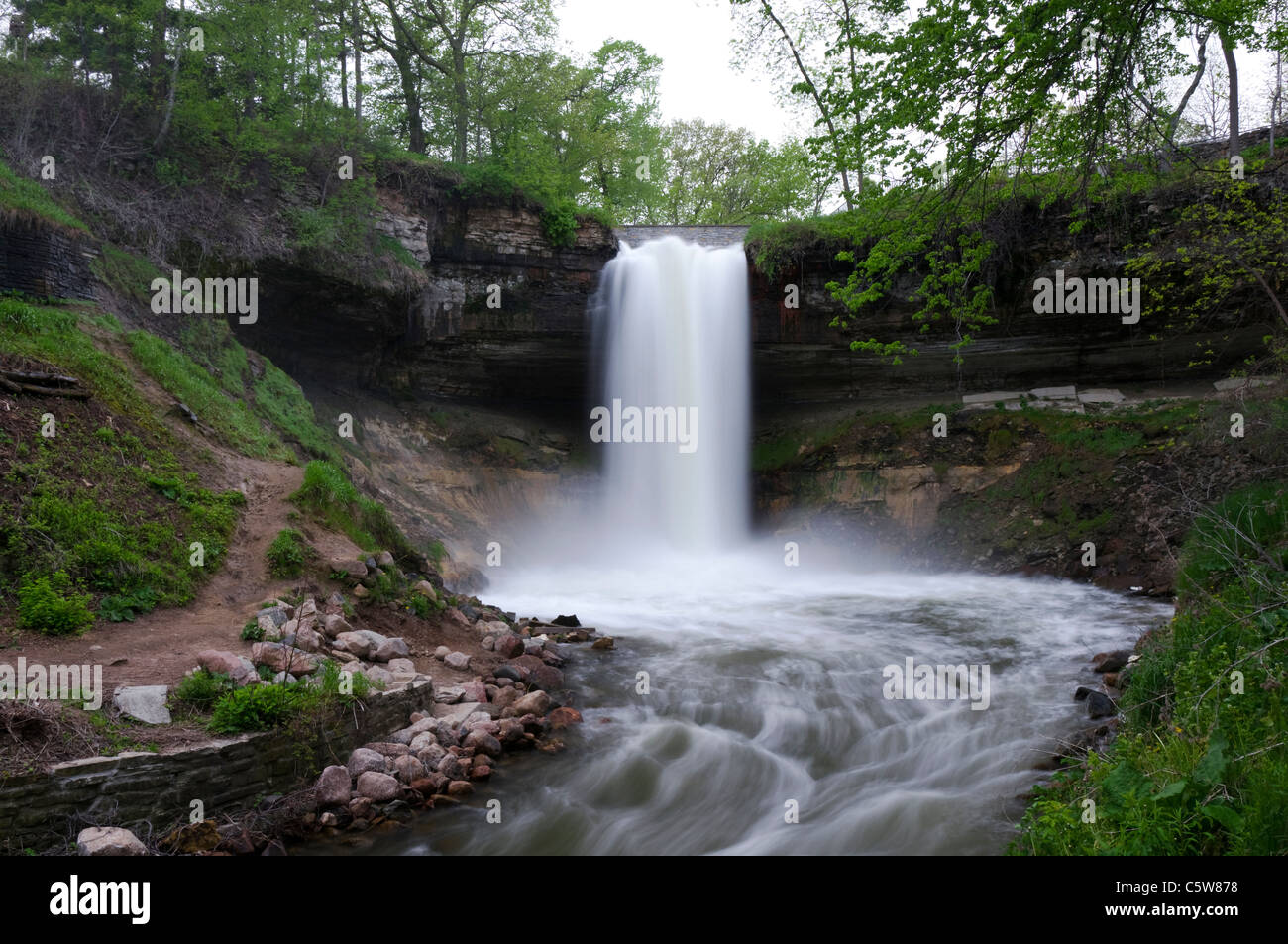 Impetuose acque del torrente minnehaha a cascate Minnehaha in Minneapolis Minnesota Foto Stock