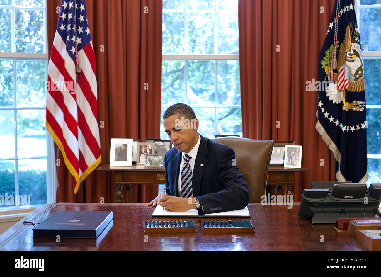 Il presidente Barack Obama segni il bilancio Control Act del 2011 nell'ufficio ovale, 2 agosto 2011. Foto Stock