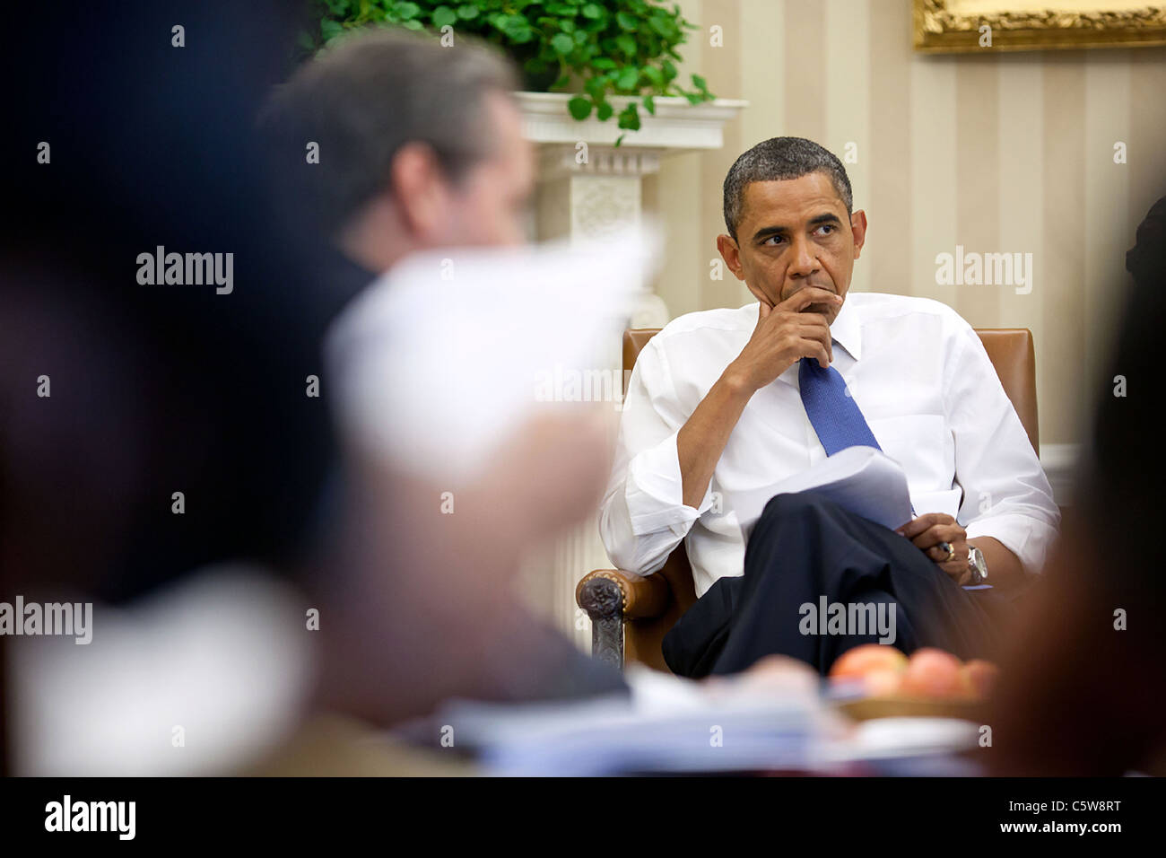 Il presidente Barack Obama incontra con il personale per discutere gli sforzi in corso volti a trovare un approccio equilibrato al limite del debito e deficit Foto Stock