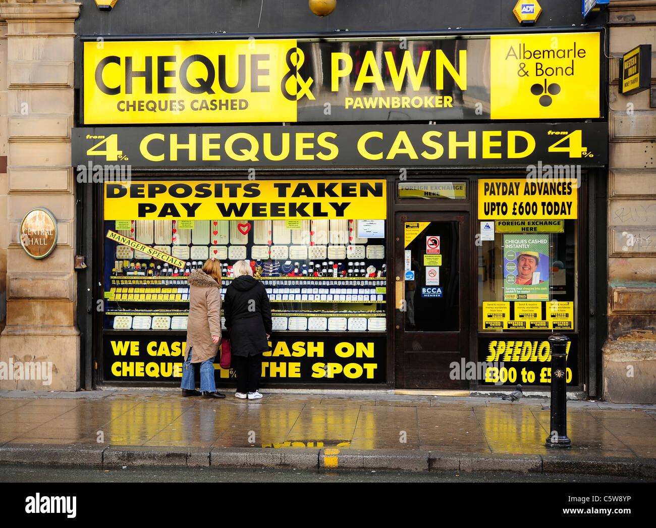 Facciata del negozio pawnbroker in Manchester Foto Stock