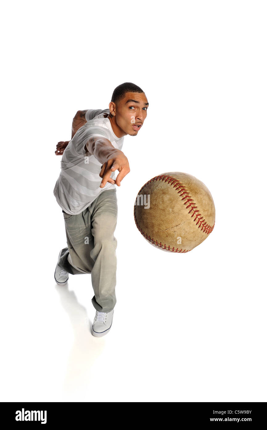 Giovane americano africano uomo gettando baseball isolate su sfondo bianco Foto Stock