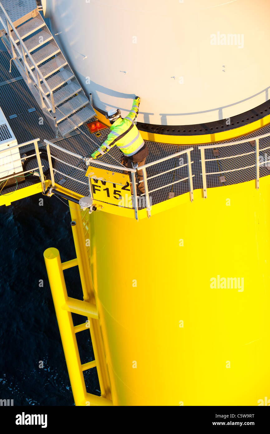 Il jack up barge, Kraken, si abbassa di una sezione della torre in posizione sul Walney per centrali eoliche offshore project, Cumbria, Regno Unito. Foto Stock