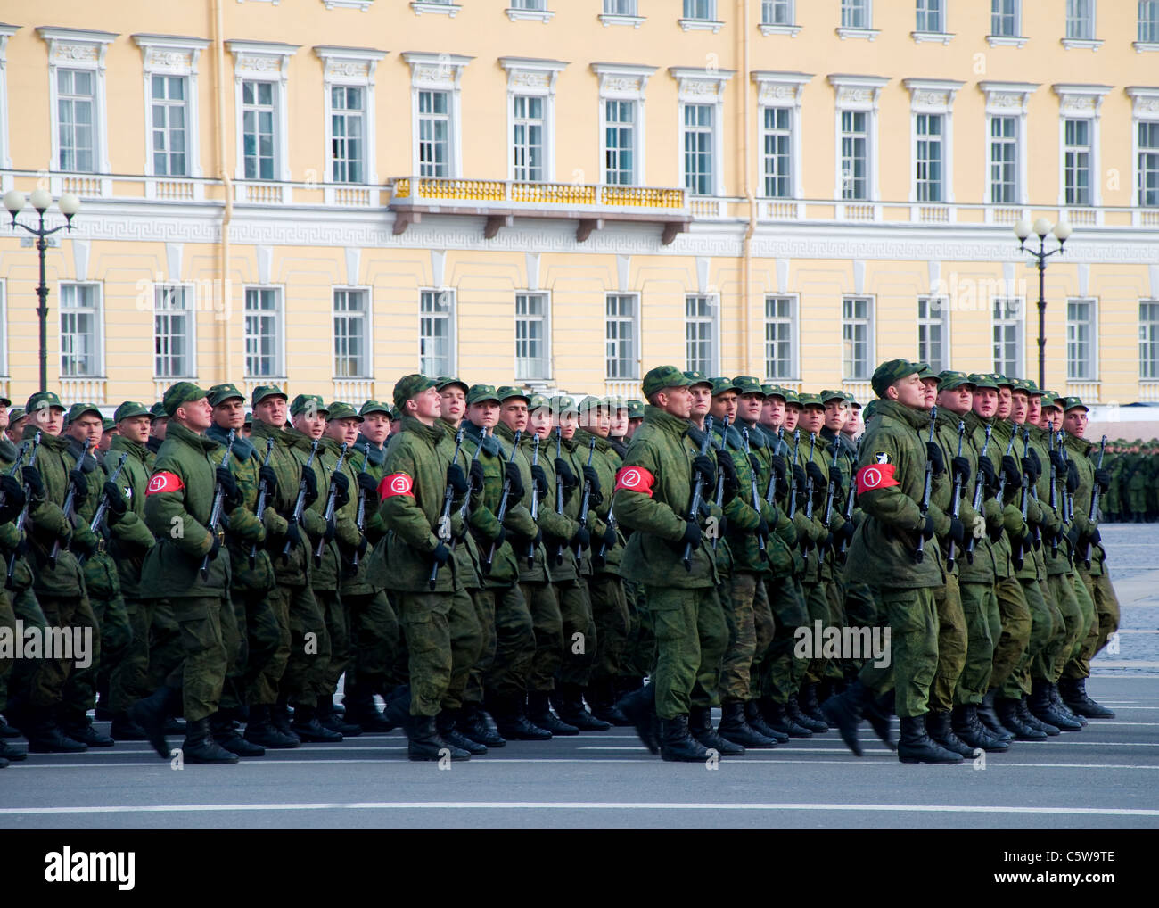 Soldati che marciano nella Piazza del Palazzo, San Pietroburgo, Russia Foto Stock
