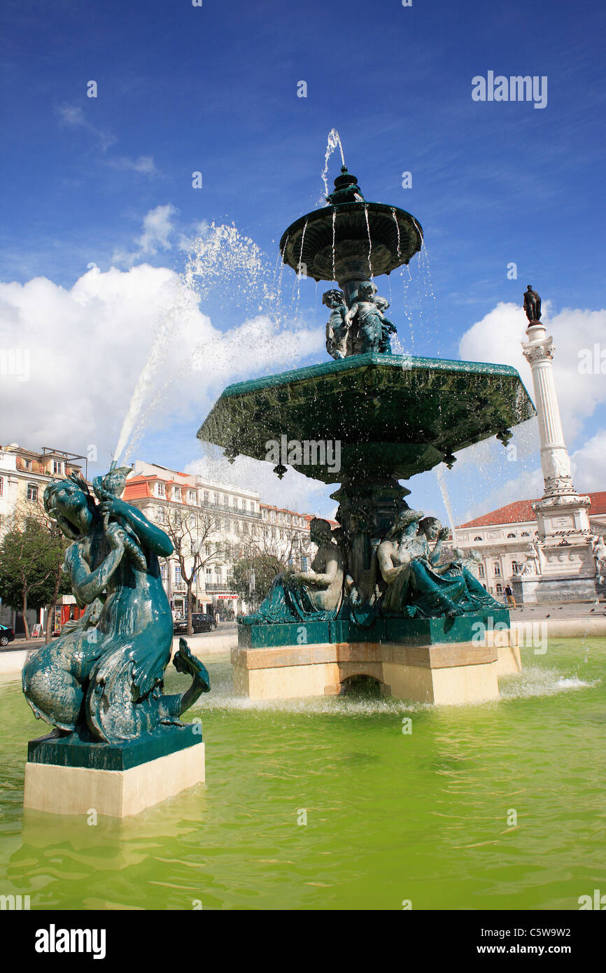 Il Portogallo, Lisbona, Fontana e il monumento al Dom Pedro IV nella piazza Rossio Foto Stock