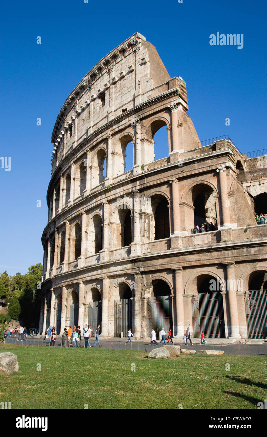 Italia, Roma Colosseo e turisti Foto Stock