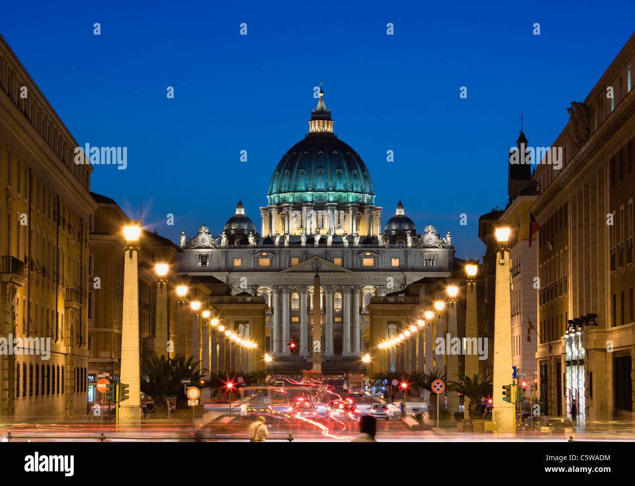 Italia, Roma, Città del Vaticano, traffico di notte, Basilica di San Pietro in background Foto Stock