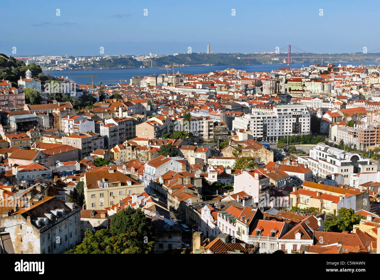 Una vista della vecchia Lisbona dal trascurare di Nossa Senhora do Monte che si affaccia sul quartiere Baixta al fiume Tago e il bridge Foto Stock