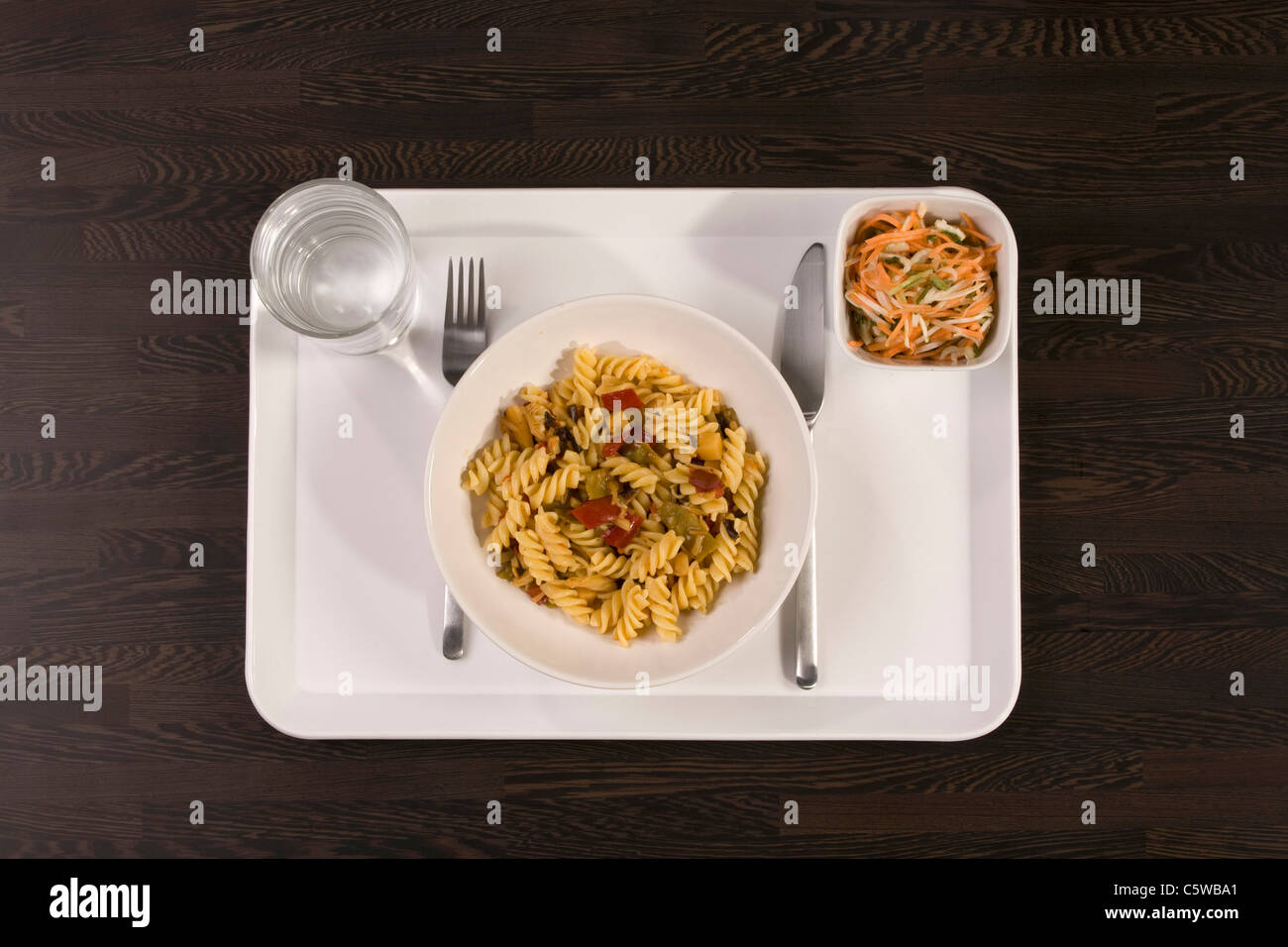 Piatto di pasta e insalata sul vassoio, vista in elevazione Foto Stock