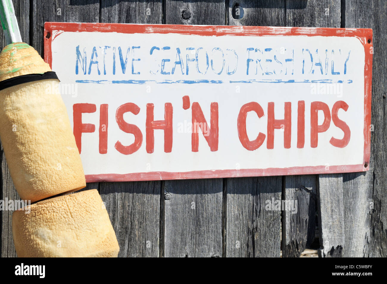 Sbiadita dipinta Fish 'n chip segno contro il legno stagionato sull'esterno di un edificio ristorante a Yarmouth, Cape Cod, STATI UNITI D'AMERICA Foto Stock