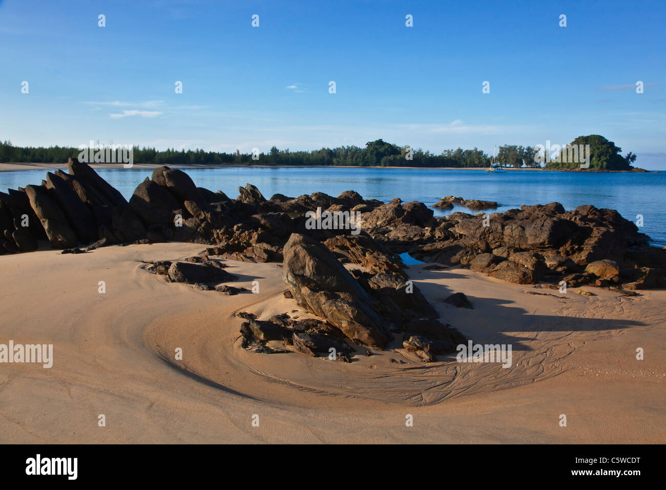 Una spiaggia deserta vicino a Koh PHRA THONG Island e il Buddha d'Oro Resort, Thailandia Foto Stock