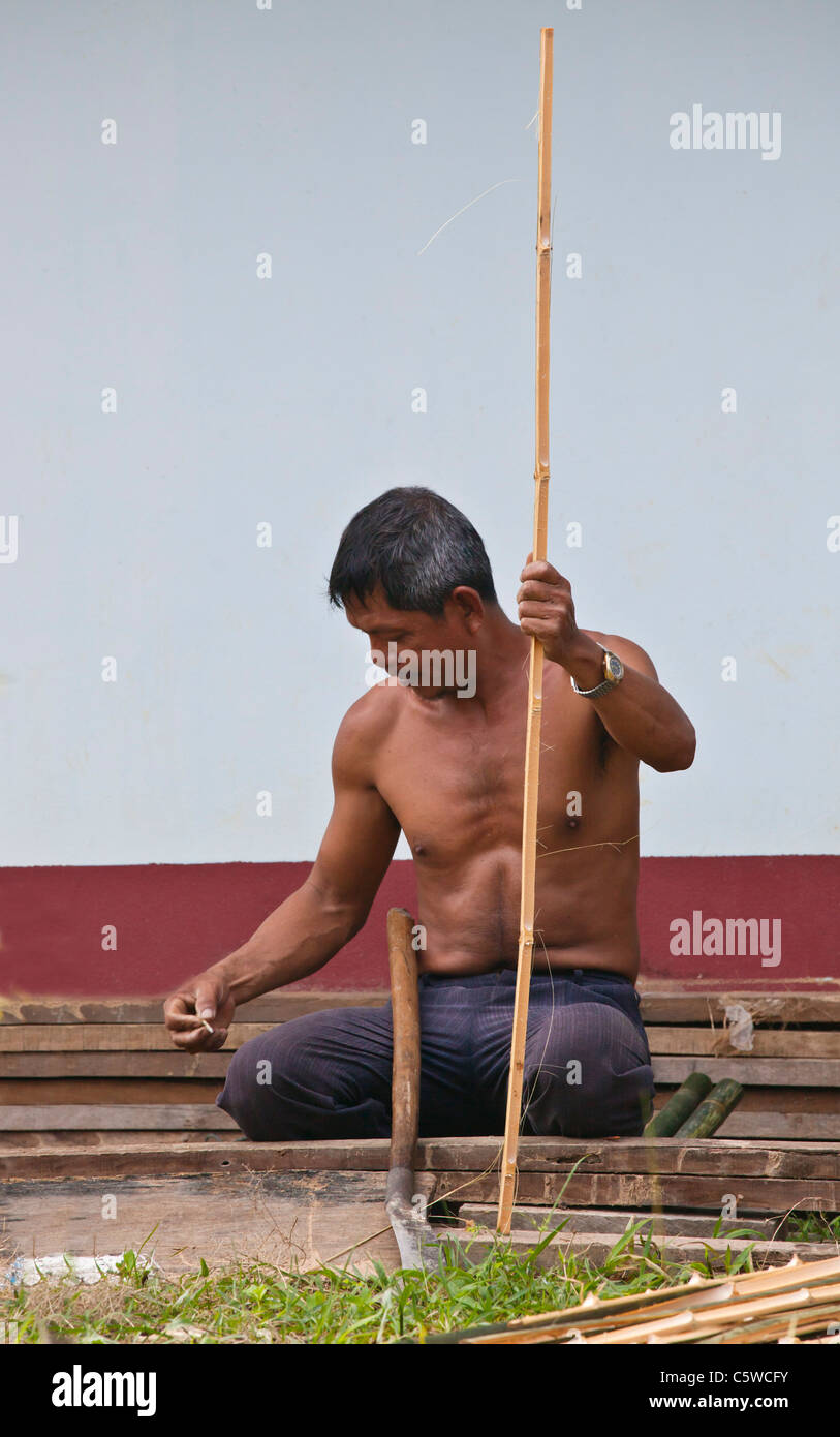 Un pescatore in un villaggio su KOH PHRA THONG isola situata nel Mare delle Andamane - Tailandia Foto Stock