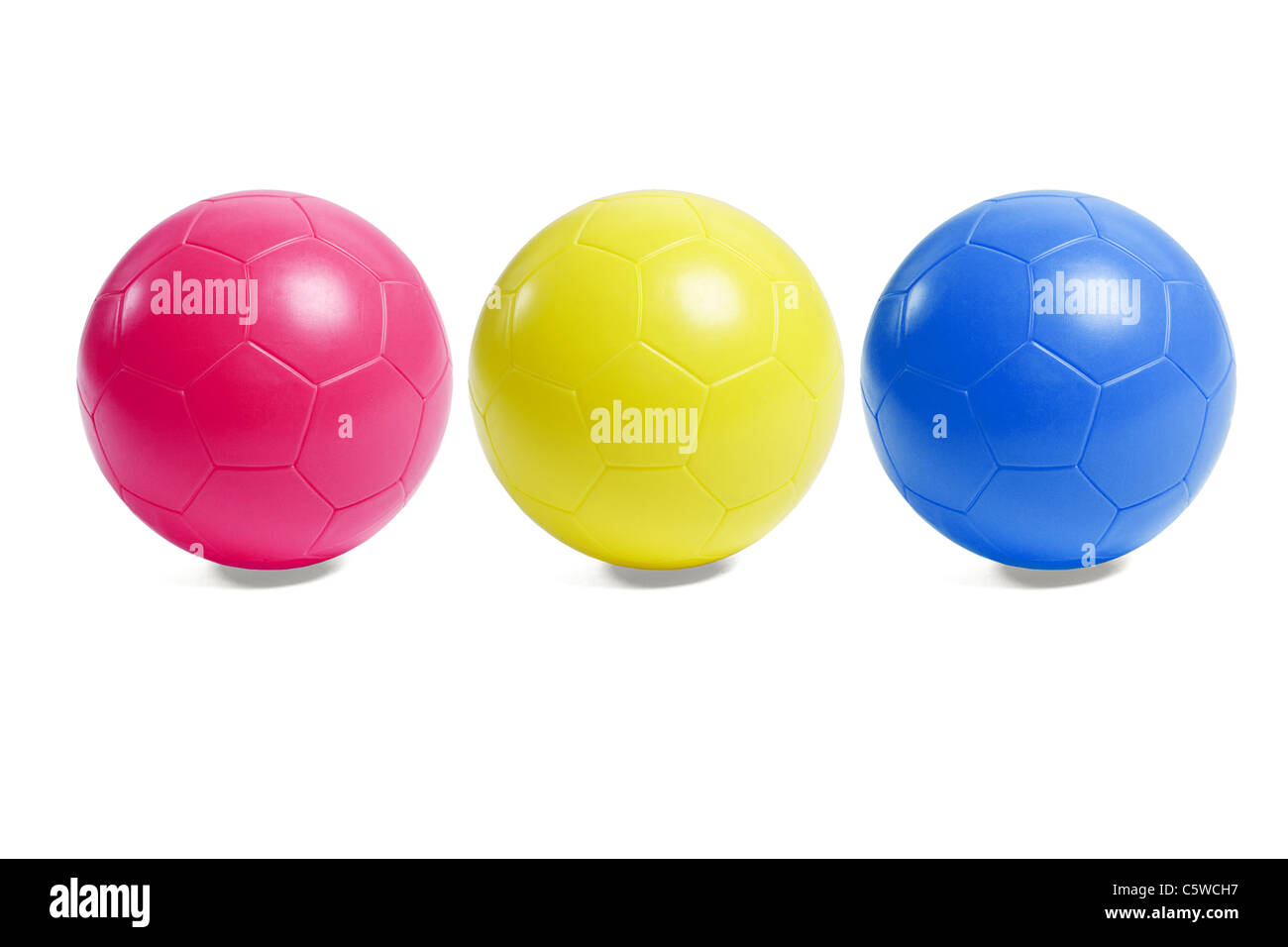 Colorato giocattolo di plastica palloni da calcio su sfondo bianco Foto Stock