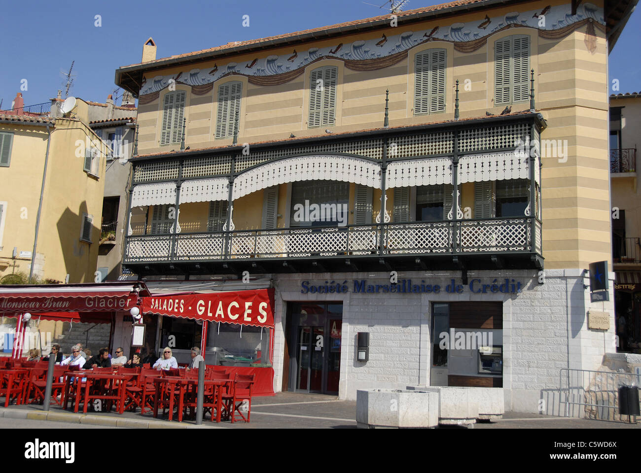Edificio in stile barocco, terrazza del bar e della Société Marseillaise de Crédit banca, Cassis Provence-Cote d'Azur Francia Foto Stock