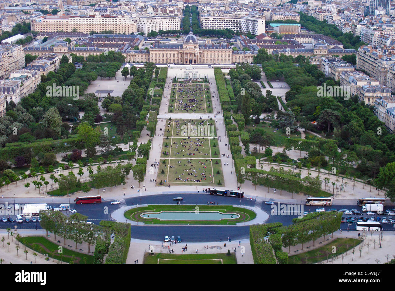 La folla si riuniscono su Champ de Mars al crepuscolo per guardare la Torre Eiffel luci Foto Stock
