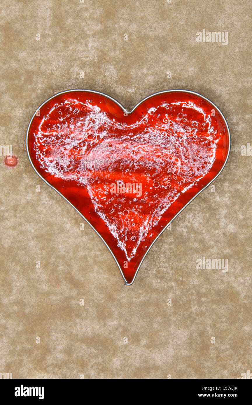 Flan di gelatina jelly in a forma di cuore ad una teglia, vista in elevazione Foto Stock