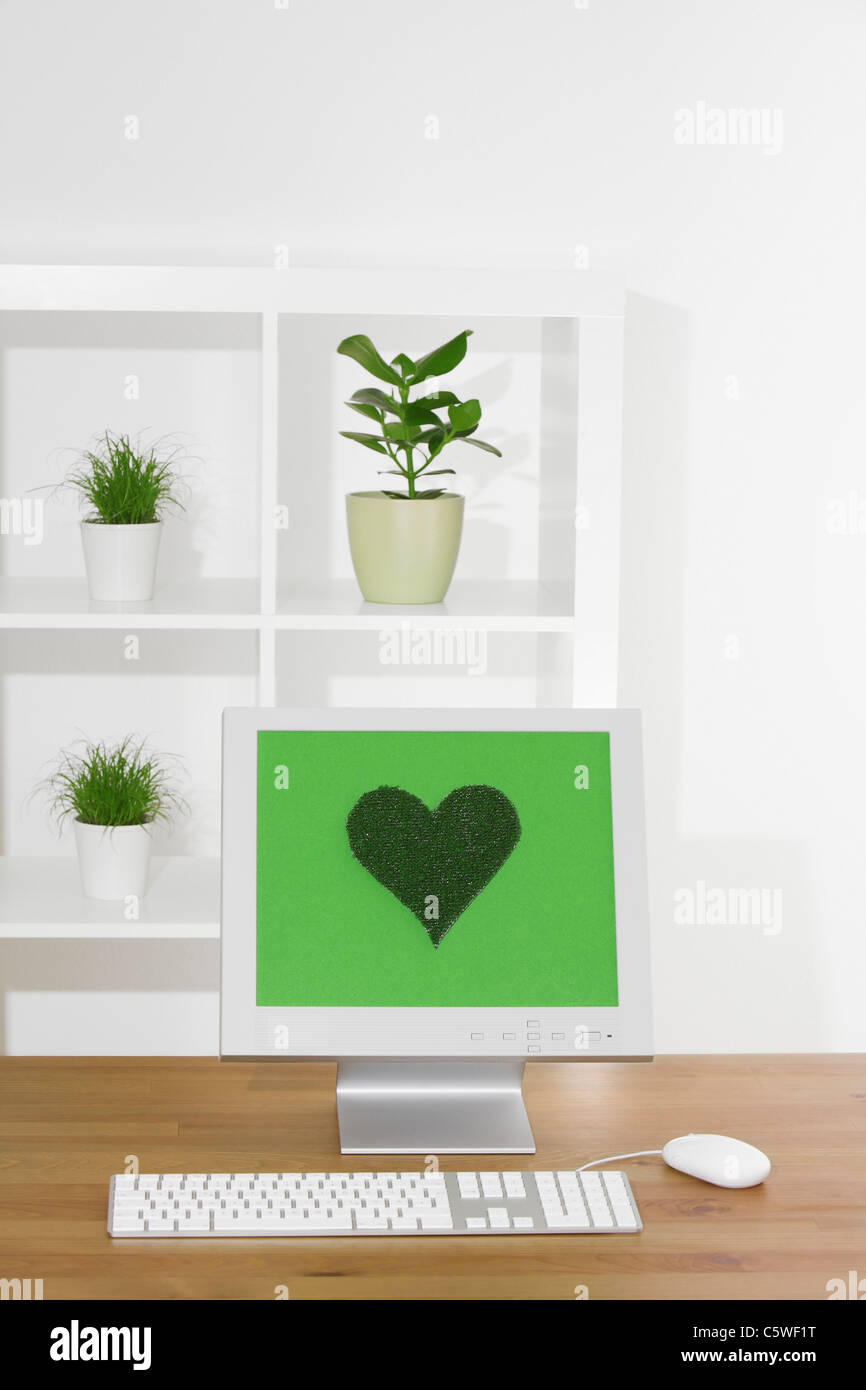 Germania, Workplace, sullo schermo del computer con il simbolo a forma di cuore Foto Stock