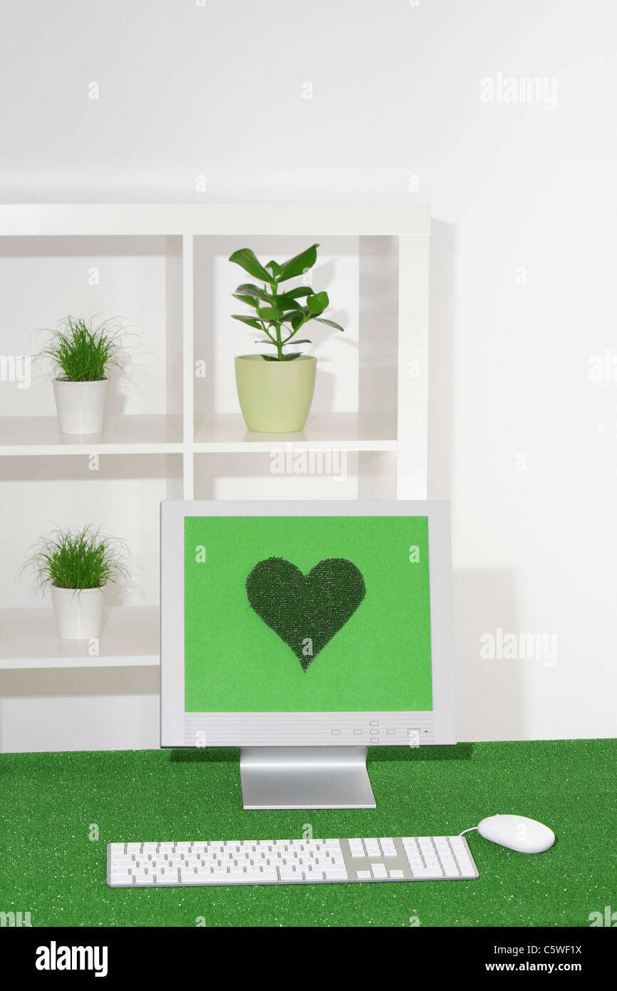 Germania, Workplace, sullo schermo del computer con il simbolo a forma di cuore Foto Stock