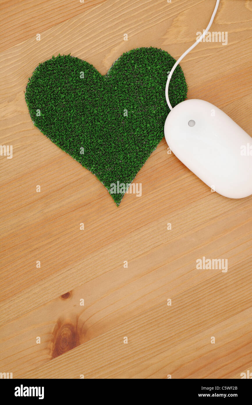 Il mouse del computer accanto a forma di cuore mouse pad, vista in elevazione Foto Stock