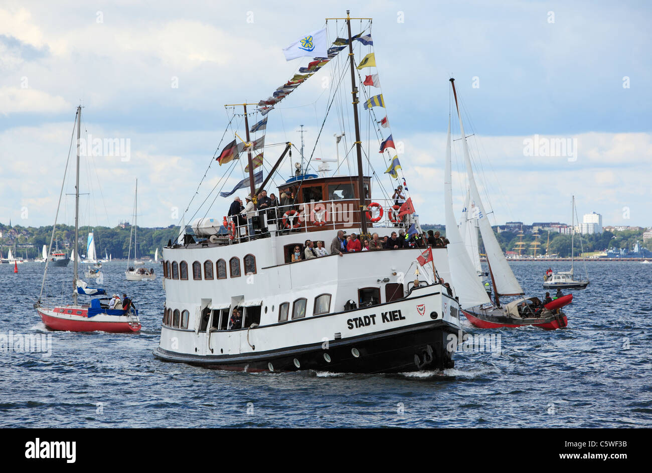 D-Kiel, Kiel Fjord, Mar Baltico, Schleswig-Holstein, Kieler Woche 2011, evento di vela, windjammer parade, escursione nave Stadt Kiel, barche a vela Foto Stock