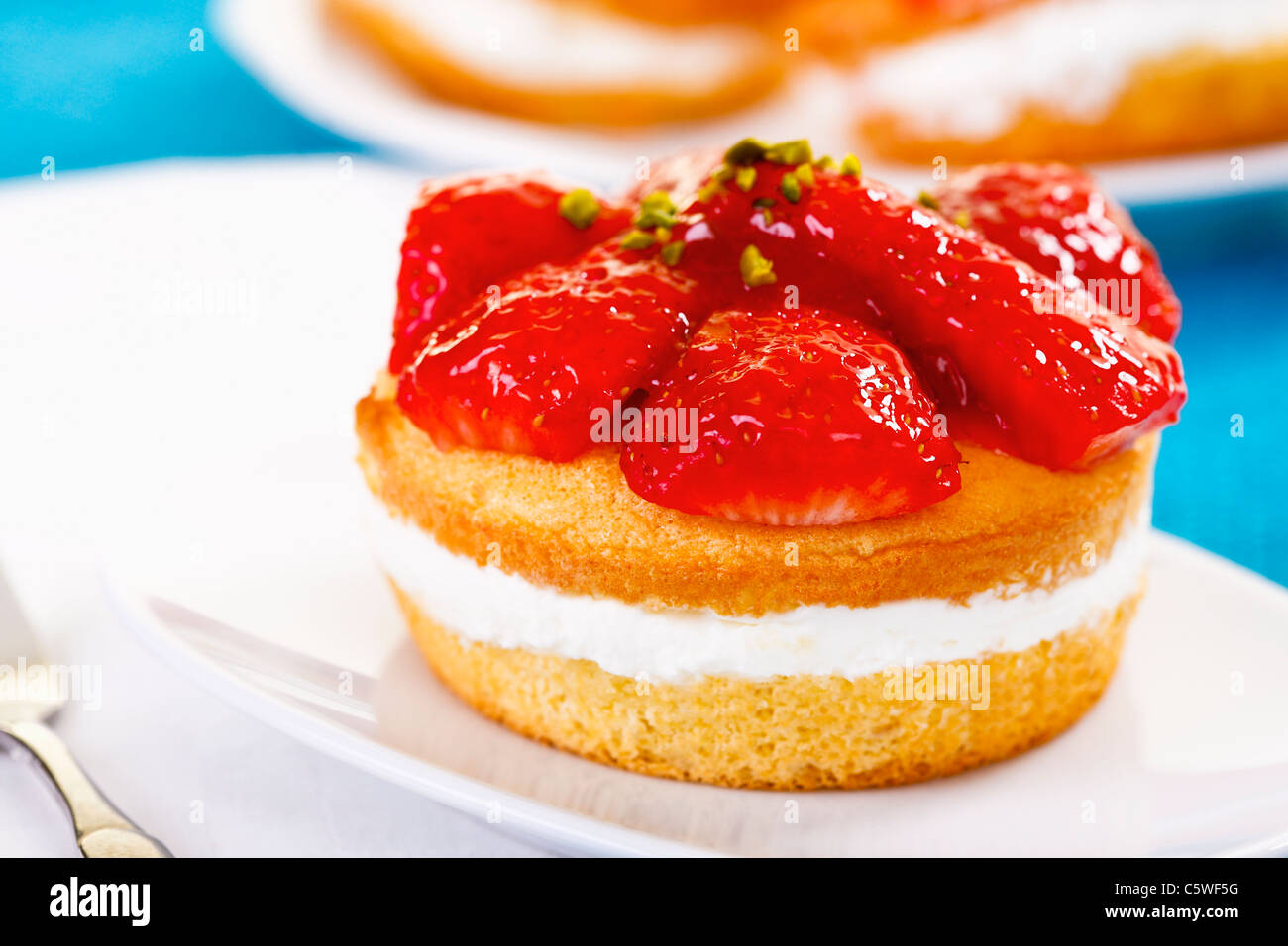 Close up di piccola torta di fragole con fragole fresche Foto Stock