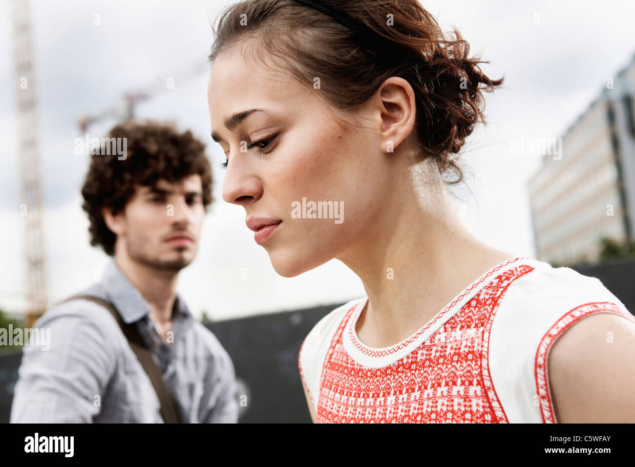 Germania, Berlino, coppia giovane, donna che guarda verso il basso, vista laterale, ritratto, close-up Foto Stock