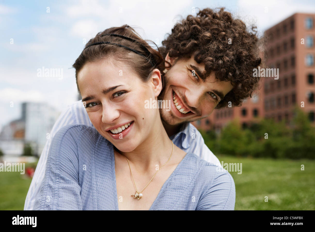 Germania, Berlino, coppia giovane e sorridente, ritratto Foto Stock