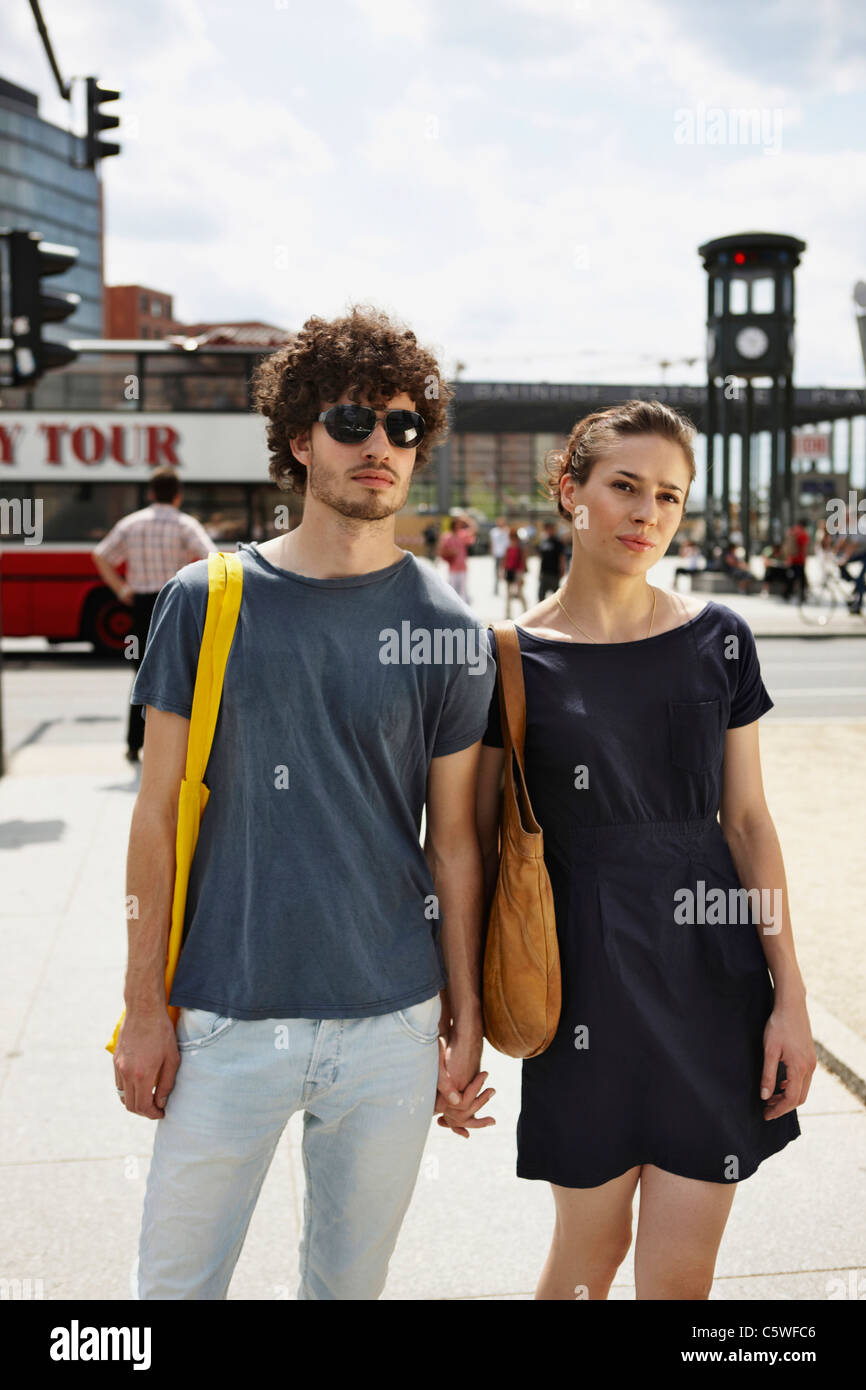 Germania Berlino giovane coppia piedi mano nella mano, ritratto Foto Stock