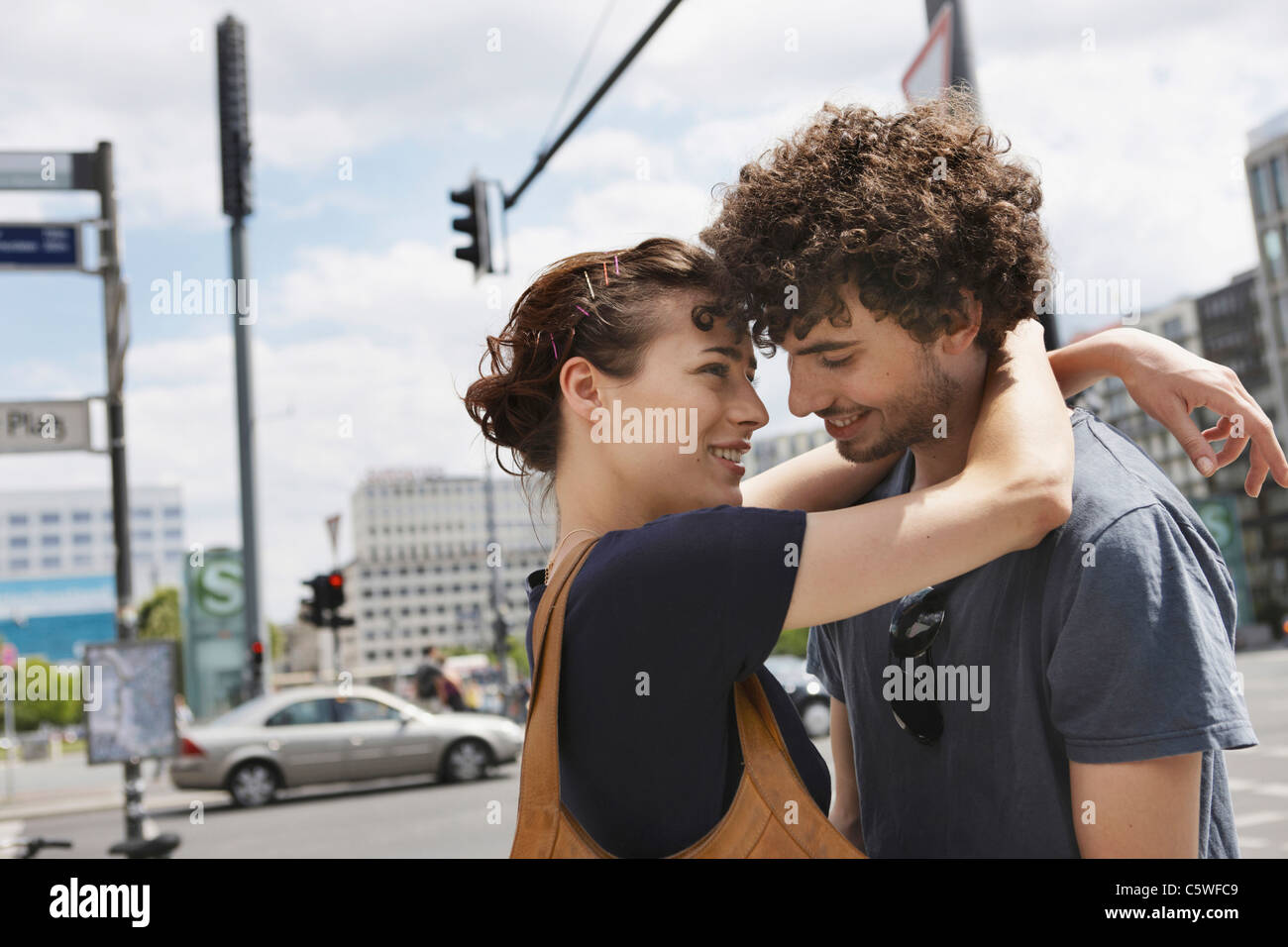 Germania Berlino giovane coppia abbracciando, ridendo, ritratto, close-up Foto Stock