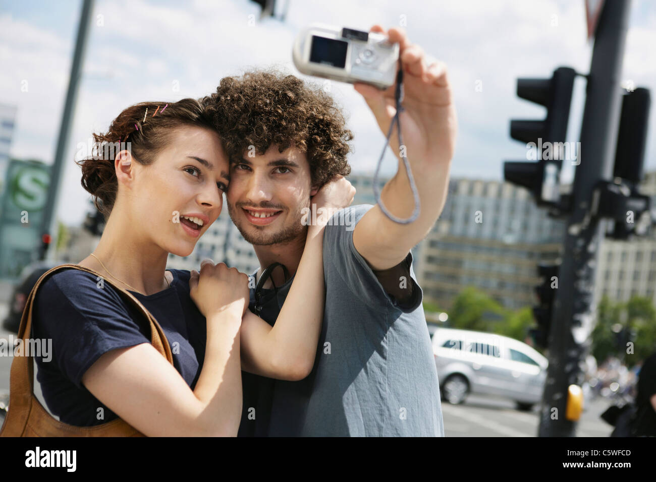 Germania Berlino giovane coppia di prendere una fotografia di se stessi Foto Stock