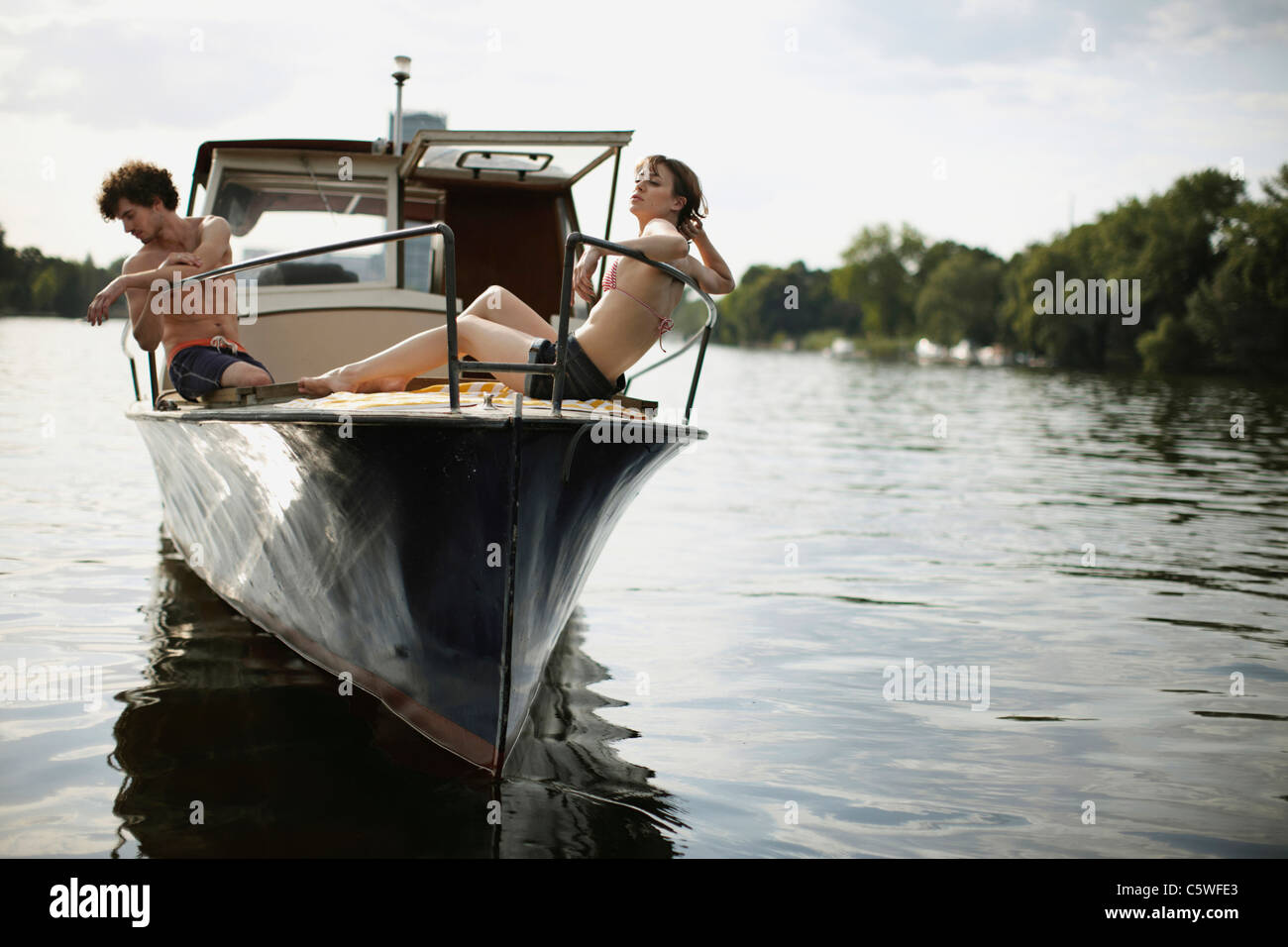 Germania Berlino giovane coppia su imbarcazione a motore Foto Stock