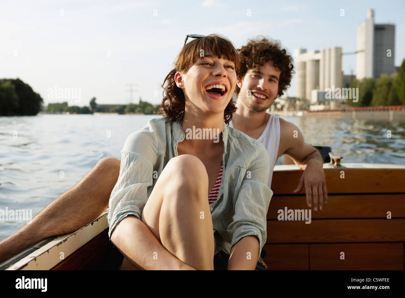 Germania Berlino giovane coppia su imbarcazione a motore, ridendo, ritratto Foto Stock