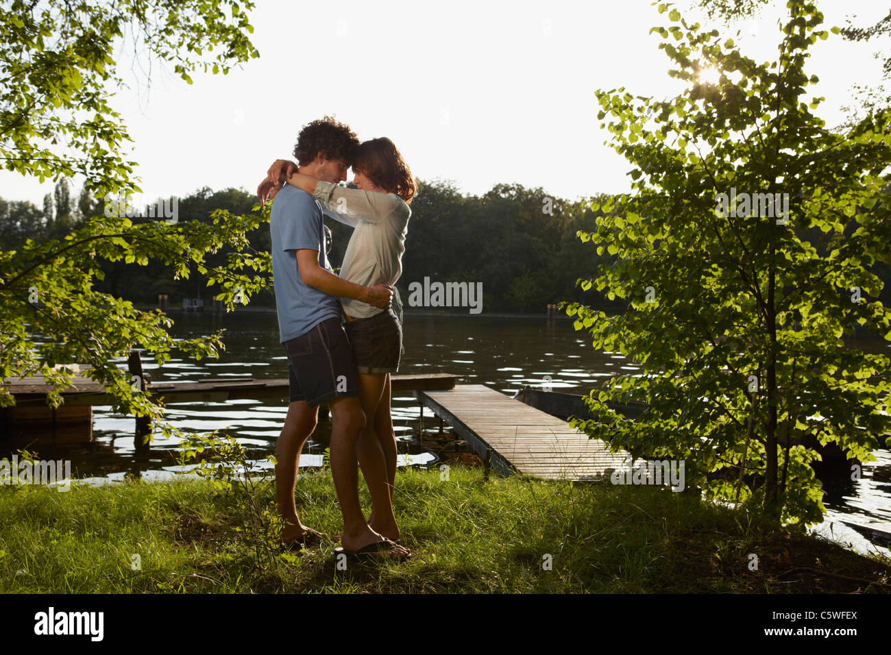 Germania Berlino giovane coppia abbracciando dal fiume Sprea, vista Foto Stock